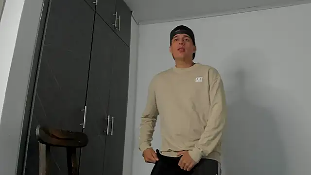 hugosan12 online show from March 6, 2025, 10:26 pm