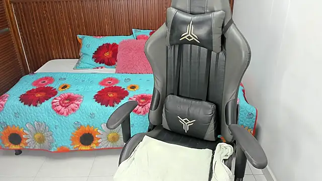 Holly 22 online show from March 17, 2025, 12:04 pm