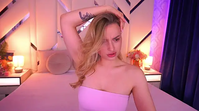 LindsieGreyy online show from April 30, 2026, 12:44 pm