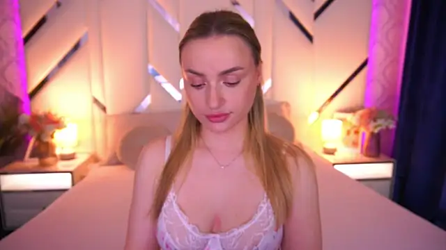 LindsieGreyy online show from May 21, 2026, 1:18 pm