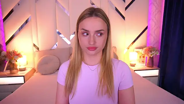 LindsieGreyy online show from May 22, 2026, 1:17 pm