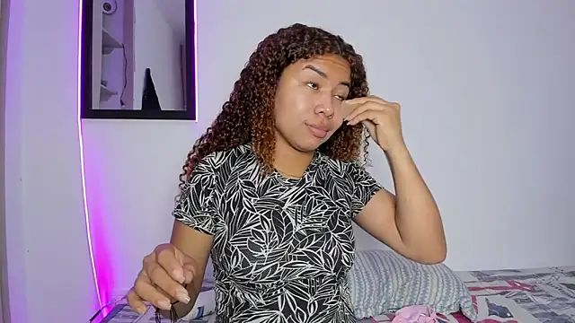 MELINAMARTINS online show from March 18, 2026, 10:02 pm