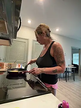 bossyroxy84 online show from April 12, 2026, 6:13 pm