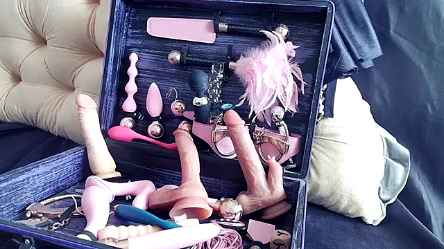 Chanel Noire online show from March 2, 2025, 4:32 pm