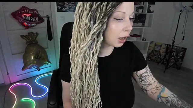 Snapshot of HoneySallyMoore chatting on May 26, 2026, 6:59 pm HoneySallyMoore online show from May 26, 2026, 6:59 pm
