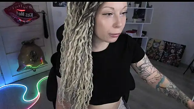 Snapshot of HoneySallyMoore chatting on July 20, 2026, 1:53 am HoneySallyMoore online show from July 20, 2026, 1:53 am