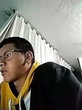 Snapshot of Luiyi1997 chatting on March 9, 2025, 4:49 am Luiyi1997 online show from March 9, 2025, 4:49 am