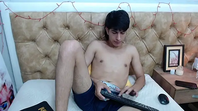 Snapshot of Estiv18_ chatting on February 14, 2025, 6:34 am Estiv18 online show from February 14, 2025, 6:34 am