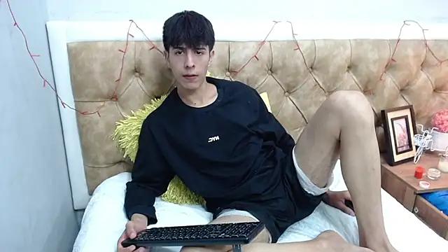 Snapshot of Estiv18_ chatting on March 15, 2025, 4:13 am Estiv18 online show from March 15, 2025, 4:13 am