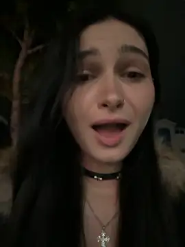 lunalovelee online show from October 9, 2025, 3:43 pm