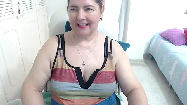 leonela 69 online show from April 15, 2026, 1:18 pm