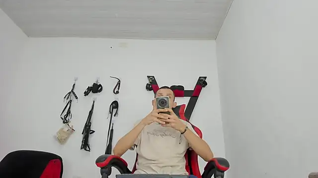 Snapshot of Isak_Millan chatting on November 14, 2025, 8:40 pm Isak Millan online show from November 14, 2025, 8:40 pm