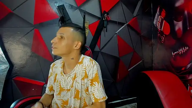 Snapshot of Isak_Millan chatting on December 2, 2025, 12:16 am Isak Millan online show from December 2, 2025, 12:16 am