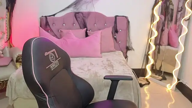 Snapshot of LUDO_KITTY_TAY chatting on October 19, 2025, 3:40 am LUDO KITTY TAY online show from October 19, 2025, 3:40 am