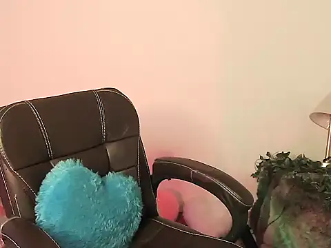 megancatluna online show from November 22, 2025, 4:44 am