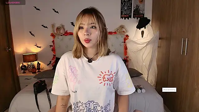 Snapshot of Julieta_priv chatting on October 16, 2025, 2:07 pm Julieta priv online show from October 16, 2025, 2:07 pm