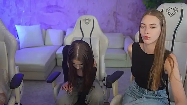 Snapshot of Layla_Sweet_ chatting on October 21, 2025, 2:40 pm Layla Sweet online show from October 21, 2025, 2:40 pm