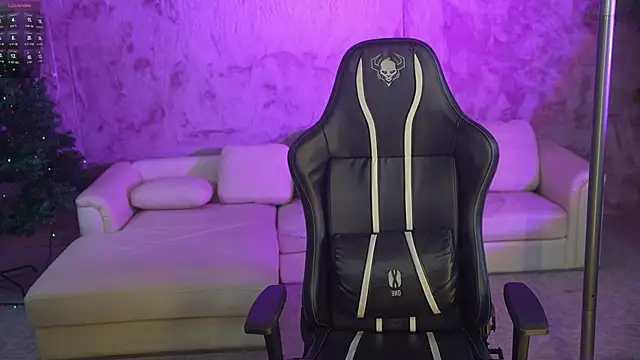 Snapshot of Layla_Sweet_ chatting on December 16, 2025, 7:30 pm Layla Sweet online show from December 16, 2025, 7:30 pm