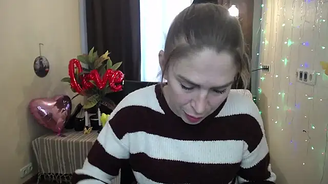 Snapshot of TessaDaybreak chatting on February 16, 2025, 10:54 am TessaDaybreak online show from February 16, 2025, 10:54 am