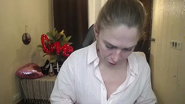 Snapshot of TessaDaybreak chatting on February 19, 2025, 4:00 pm TessaDaybreak online show from February 19, 2025, 4:00 pm