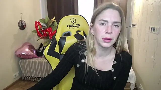 Snapshot of TessaDaybreak chatting on February 22, 2025, 1:35 pm TessaDaybreak online show from February 22, 2025, 1:35 pm