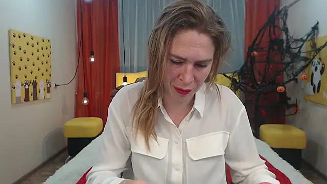 Snapshot of TessaDaybreak chatting on October 10, 2025, 7:29 am TessaDaybreak online show from October 10, 2025, 7:29 am