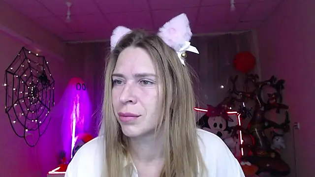 Snapshot of TessaDaybreak chatting on October 28, 2025, 7:56 am TessaDaybreak online show from October 28, 2025, 7:56 am