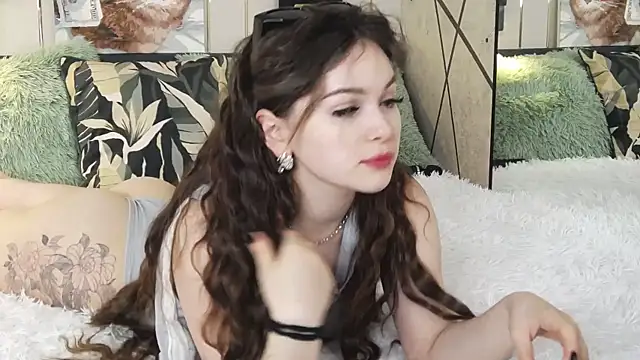 Snapshot of -Amora chatting on February 17, 2025, 5:43 pm -Amora online show from February 17, 2025, 5:43 pm