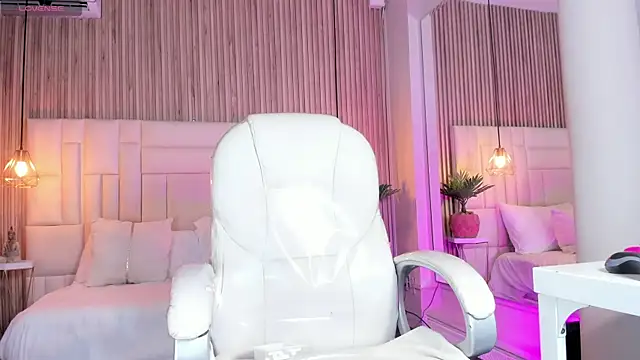 Snapshot of MelanieHillss chatting on October 29, 2025, 5:10 am MelanieHillss online show from October 29, 2025, 5:10 am