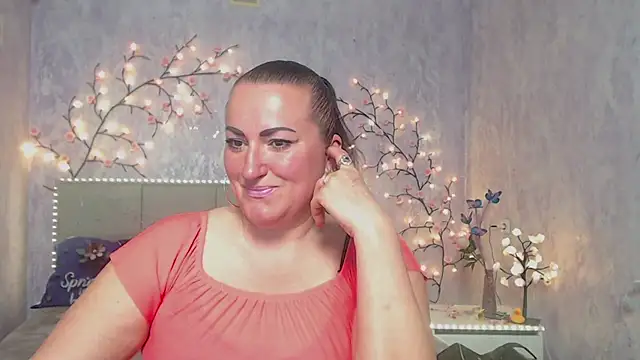 DianaMGG online show from April 28, 2026, 5:23 am