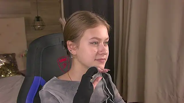 Snapshot of EveMundie chatting on February 15, 2025, 10:44 am EveMundie online show from February 15, 2025, 10:44 am