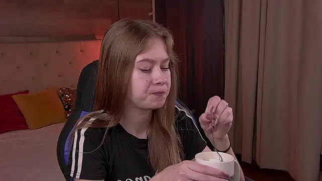 Snapshot of EveMundie chatting on February 18, 2025, 12:06 pm EveMundie online show from February 18, 2025, 12:06 pm