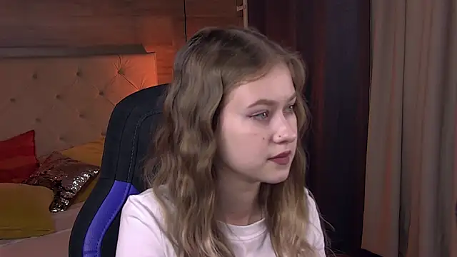 Snapshot of EveMundie chatting on February 21, 2025, 12:28 pm EveMundie online show from February 21, 2025, 12:28 pm