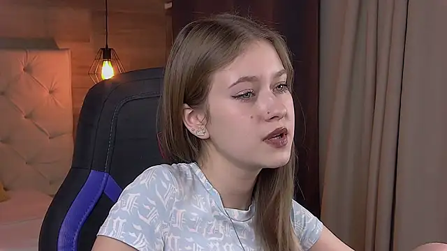 Snapshot of EveMundie chatting on February 28, 2025, 3:48 pm EveMundie online show from February 28, 2025, 3:48 pm