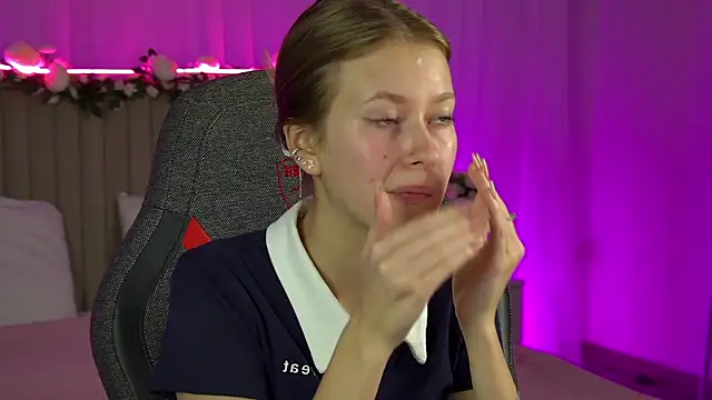 Snapshot of EveMundie chatting on September 9, 2025, 12:15 pm EveMundie online show from September 9, 2025, 12:15 pm