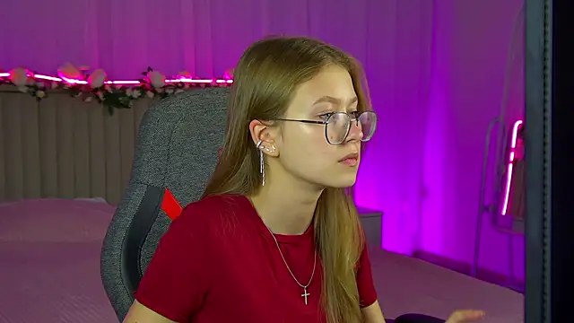 Snapshot of EveMundie chatting on September 11, 2025, 10:48 am EveMundie online show from September 11, 2025, 10:48 am