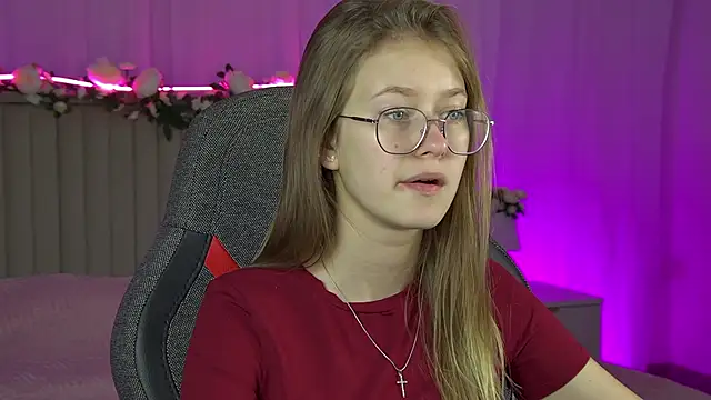 Snapshot of EveMundie chatting on September 15, 2025, 6:24 am EveMundie online show from September 15, 2025, 6:24 am