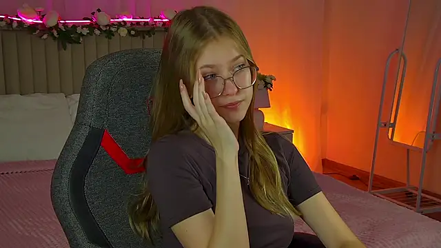 Snapshot of EveMundie chatting on September 18, 2025, 10:06 am EveMundie online show from September 18, 2025, 10:06 am