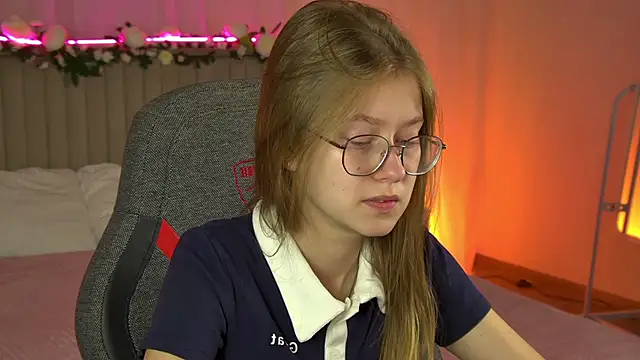 Snapshot of EveMundie chatting on September 22, 2025, 6:26 am EveMundie online show from September 22, 2025, 6:26 am