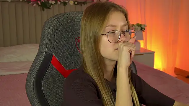 Snapshot of EveMundie chatting on September 24, 2025, 12:19 pm EveMundie online show from September 24, 2025, 12:19 pm