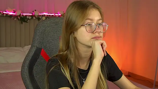 Snapshot of EveMundie chatting on September 25, 2025, 11:14 am EveMundie online show from September 25, 2025, 11:14 am