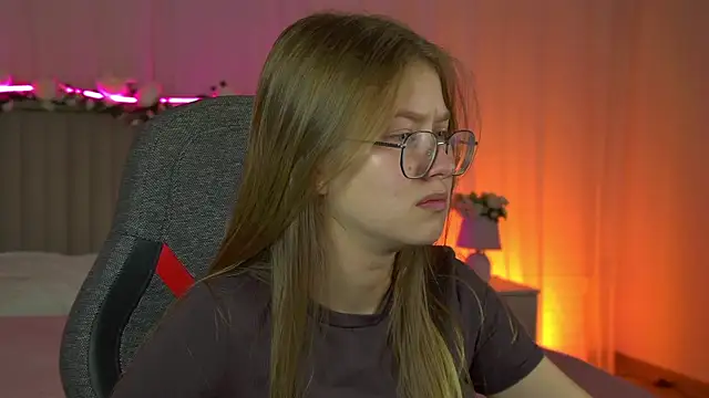 Snapshot of EveMundie chatting on October 1, 2025, 12:44 pm EveMundie online show from October 1, 2025, 12:44 pm