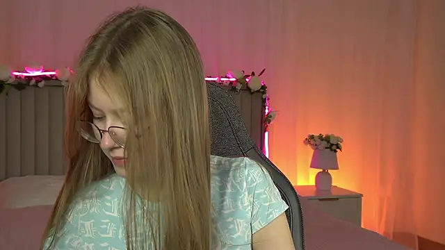 Snapshot of EveMundie chatting on October 3, 2025, 6:32 am EveMundie online show from October 3, 2025, 6:32 am