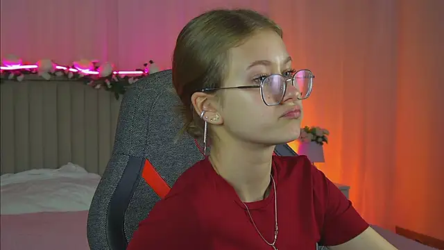 Snapshot of EveMundie chatting on October 7, 2025, 12:46 pm EveMundie online show from October 7, 2025, 12:46 pm