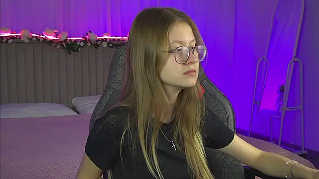 Snapshot of EveMundie chatting on October 8, 2025, 6:33 am EveMundie online show from October 8, 2025, 6:33 am