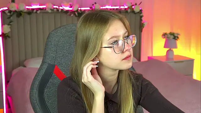 Snapshot of EveMundie chatting on October 16, 2025, 10:38 am EveMundie online show from October 16, 2025, 10:38 am