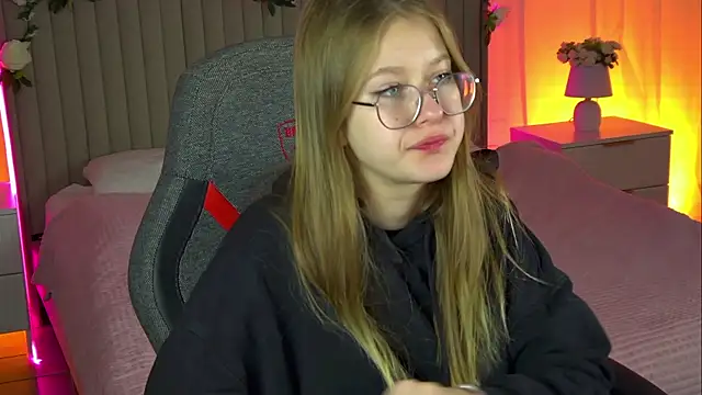 Snapshot of EveMundie chatting on October 18, 2025, 9:54 am EveMundie online show from October 18, 2025, 9:54 am