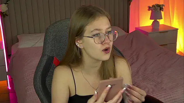 Snapshot of EveMundie chatting on October 22, 2025, 6:35 am EveMundie online show from October 22, 2025, 6:35 am