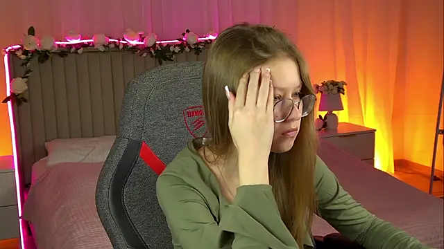 Snapshot of EveMundie chatting on October 24, 2025, 6:32 am EveMundie online show from October 24, 2025, 6:32 am