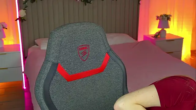 Snapshot of EveMundie chatting on October 28, 2025, 12:09 pm EveMundie online show from October 28, 2025, 12:09 pm